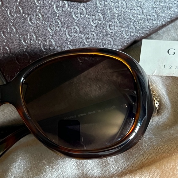 Gucci classic sunglasses & case - Picture 3 of 16